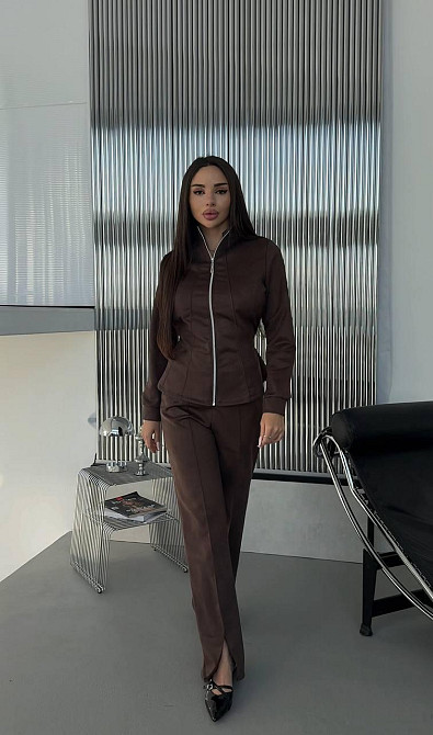 Женский стильный костюм двойка: жакет и штаны с разрезами замш на дайвинге Шоколадный, 46/48 Одесса - изображение 1