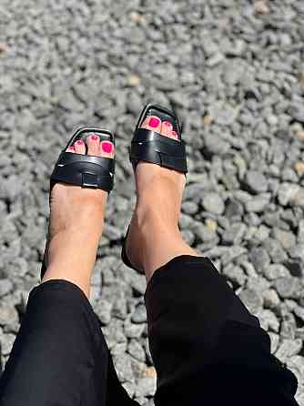 Lonza Стильні шльопанці жіночі літні чорного кольору на плоскій підошві зі штучної шкіри LONZA Коломыя