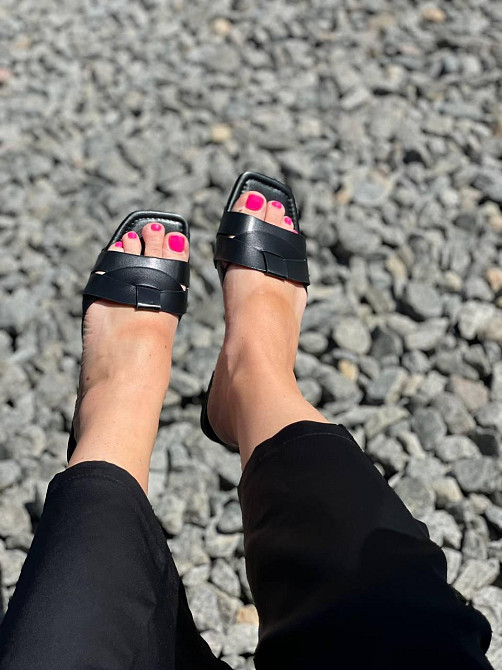 Lonza Стильні шльопанці жіночі літні чорного кольору на плоскій підошві зі штучної шкіри LONZA Коломыя - изображение 2