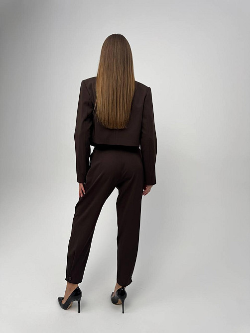 Женский базовый брючный костюм: укороченный пиджак и брюки креп-костюмка + подкладка Шоколадный, 46/48 Одесса - изображение 5