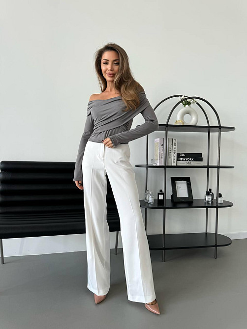 Женский романтичный лонгслив со спущенными плечами трикотаж масло Графит Одесса - изображение 4