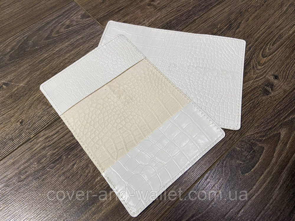 Жіноча шкіряна обкладинка на паспорт білого кольору під крокодила ST Leather Київ - фото 2