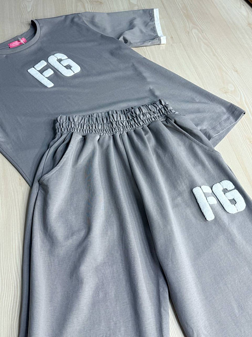 Костюм женский CAPPITONE 101190 оверсайз футболка с нашивкой FG и брюки палаццо на резинке серый, серый, M Киев - изображение 12