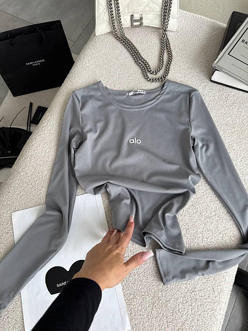 Стильний жіночий базовий лонгслів із написом і вирізом під пальчик мікродайвінг Сірий Одеса - фото 3