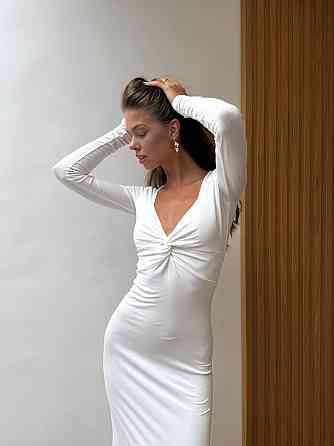 Женское силуэтное длинное платье с глубоким декольте вискоза Молочный, 42/44 Одесса