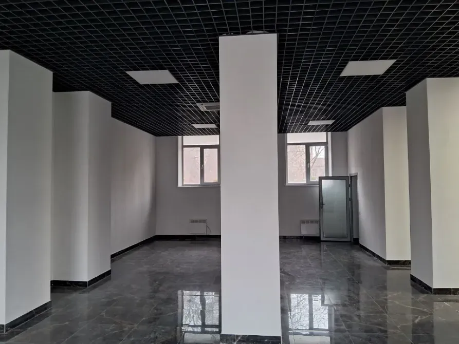 Магазин\ приміщення в центрі міста. Червона лінія з окремим входом, великі вітринні вікна. Дніпро - фото 2