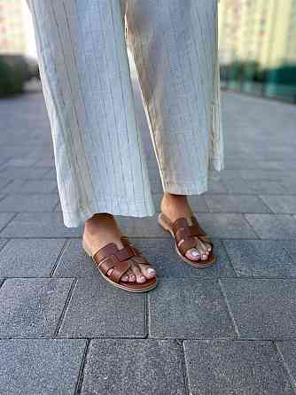 Jasmine Стильні жіночі шкіряні шльопанці на плоскій підошві коричневі Jasmine 407 р. 36-40 / Шл Коломыя