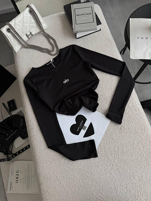 Жіночий стильний базовий лонгслів з надписом та вирізом під пальчик мікродайвінг Одеса - фото 7