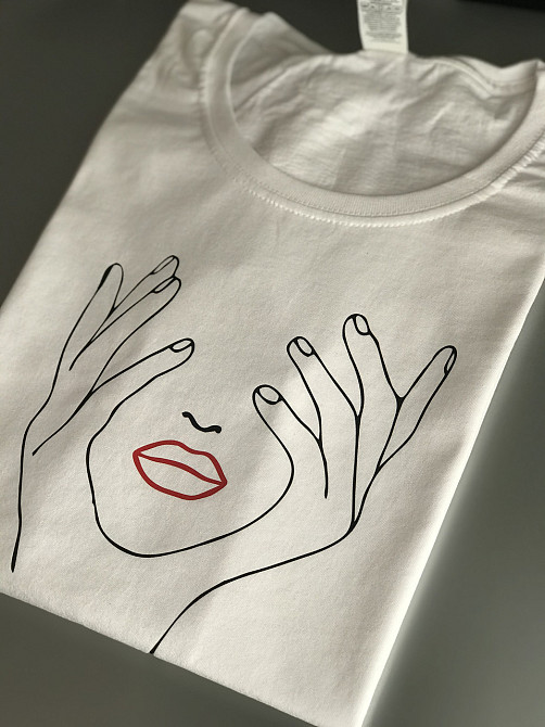 Женская футболка с абстрактным принтом лица Черновцы - изображение 3