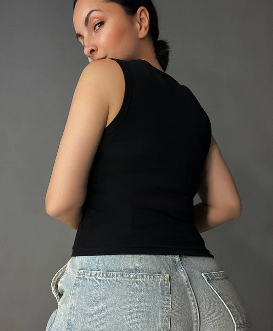 Майка женская A-N 25015 базовая трикотажная на широких бретелях с металлическим значком, черный, one size Киев - изображение 13