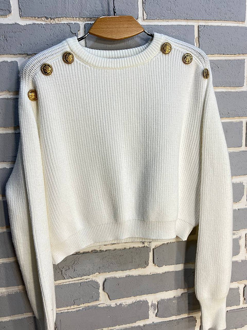 Свитер женский MIX RAY 6733 золотые пуговицы на плечах укороченный свободный, белый, one size Киев - изображение 10