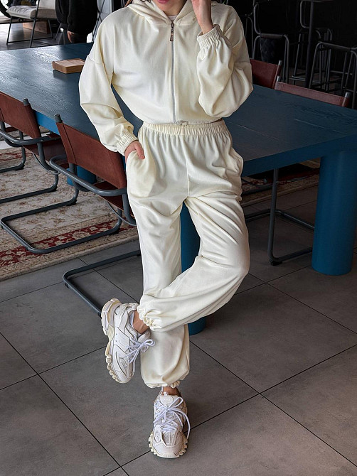 Женский повседневный велюровый костюм двойка: кофта и штаны плотный турецкий велюр Молочный, 48/52 Одесса - изображение 9