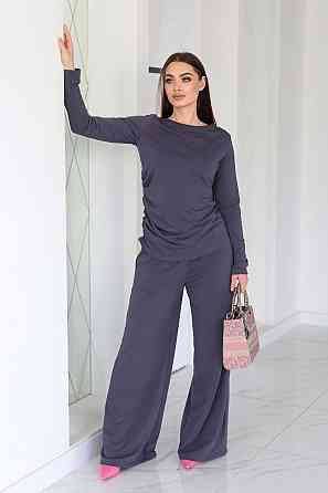 Женский базовый костюм с широкими штанами 