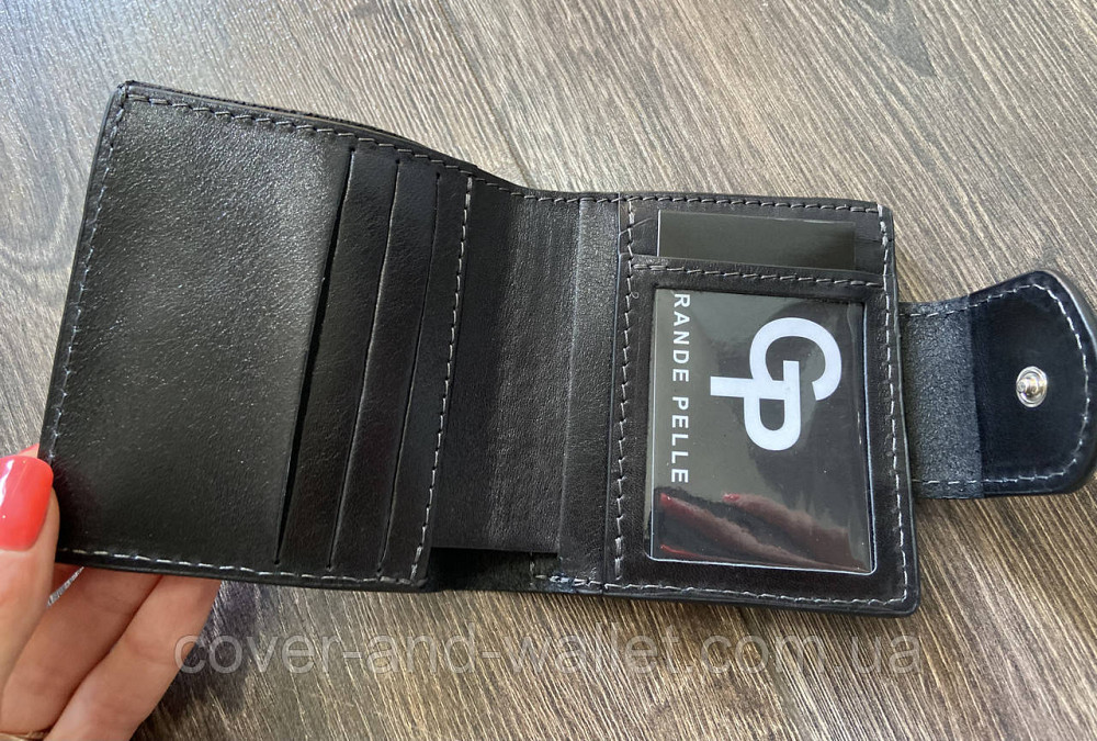 Компактний жіночий гаманець із монетницею чорного кольору зі шкіри Grande Pelle Київ - фото 3