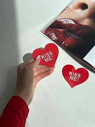 Накладка на грудь Стикини Kiss me пэстисы Наклейка украшение для сосков с надписью красная Одесса