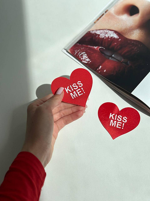 Накладка на грудь Стикини Kiss me пэстисы Наклейка украшение для сосков с надписью красная Одесса - изображение 3