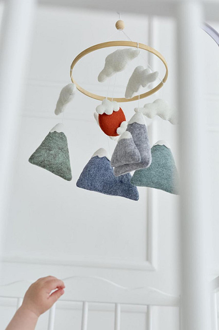 Дитячий мобіль на ліжечко для немовлят WoollyFox "Свіжі сни: гори, сонце, хмарки" Київ - фото 3