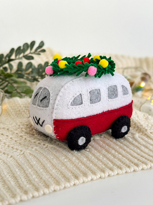 Новогодняя елочная игрушка из фетра ручной работы Машинка с новогодним венком 11 см. Киев - изображение 3