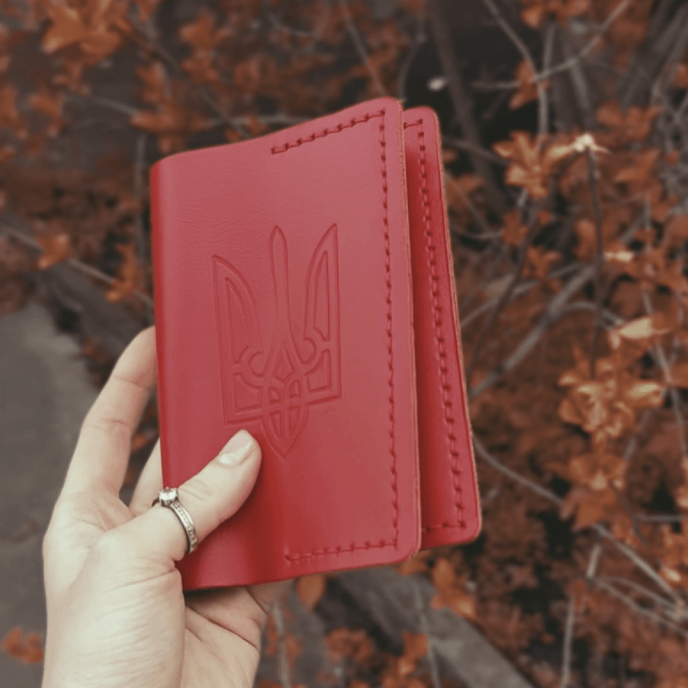 Шкіряна паспортниця Червона Тризуб, стильний практичний чохол зі шкіри з тисненням, обкладинка на паспорт жіночаMasterSem Київ - фото 3