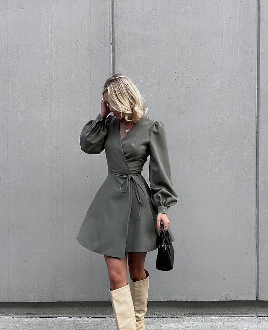 Женское базовое мини платье на запах костюмка Хаки Одесса - изображение 4