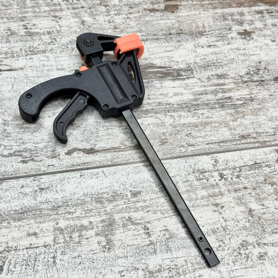 Быстрозажимная F-образная струбцина 4