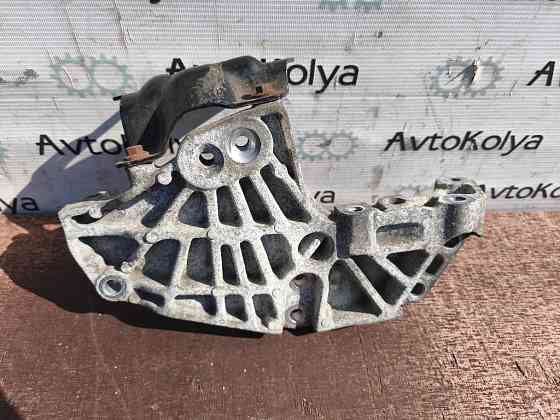Кронштейн двигуна правий Opel Vivaro 2.0 dci 2007-2013 (8200741758) Ковель