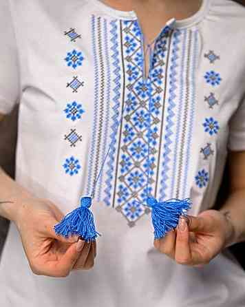 Женская футболка вышиванка  бело-синяя ПП7434 Одесса