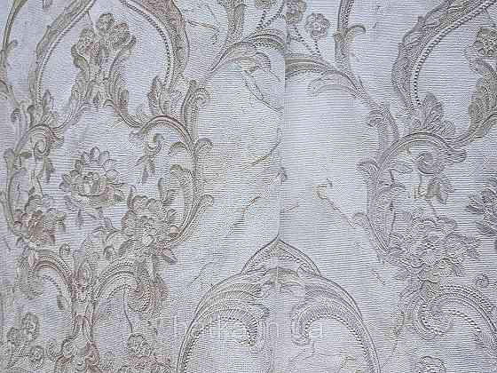 Шпалери метрові вінілові на флізелін Grandeco Poem вензелі структурні золотисті на молочному Київ