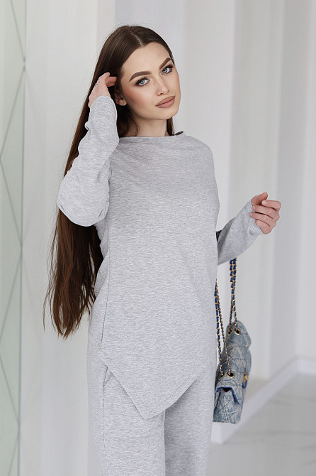 Женский костюм с асимметричным лонгсливом 