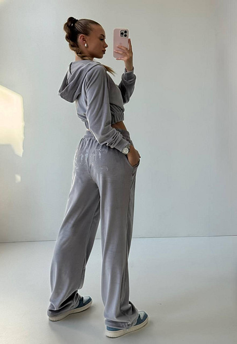 Женский стильный костюм двойка в стиле спорт шик со стразами на ягодицах велюр Серый, 42/44 Одесса - изображение 1