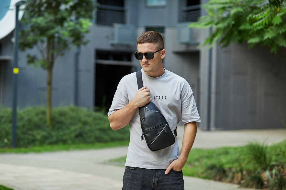 Мужская вместительная бананка 18х32х7, кожаная сумка рюкзак для прогулок Tiding Bag 7579 черная Каменское - изображение 18