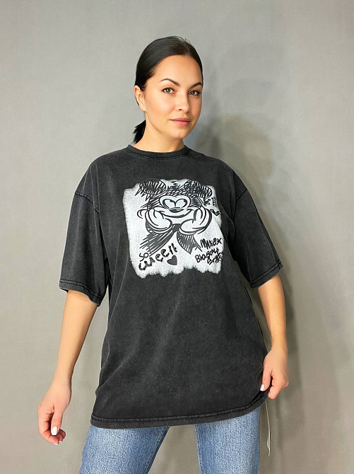 Футболка жіноча A-N 25008 оверсайз подовжена варена тай дай принт Міккі маус попереду з камінчиками one size, чорний, one size Київ - фото 1