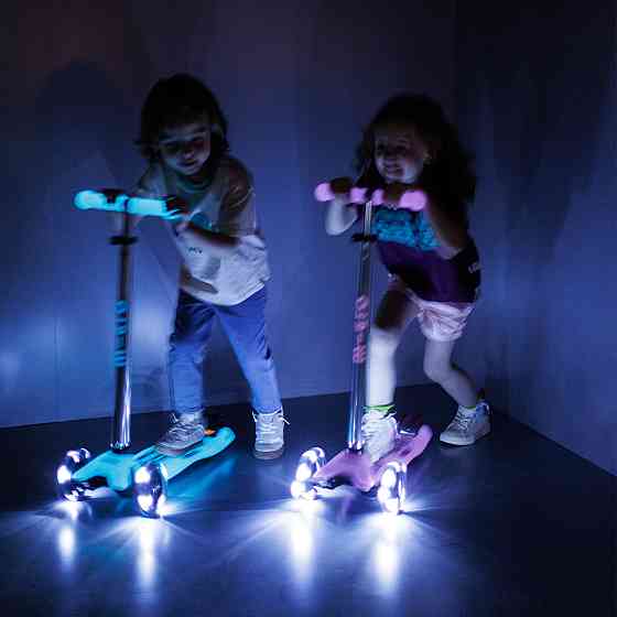 Самокат Micro серії Maxi Deluxe Glow LED – Сяйнисто-пурпуровий Днепр