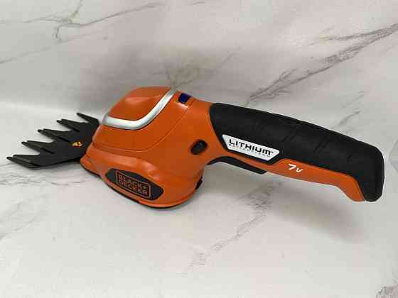 Уживані Акумуляторні універсальні садові ножиці-кущоріз BLACK+DECKER GSL700KIT Київ