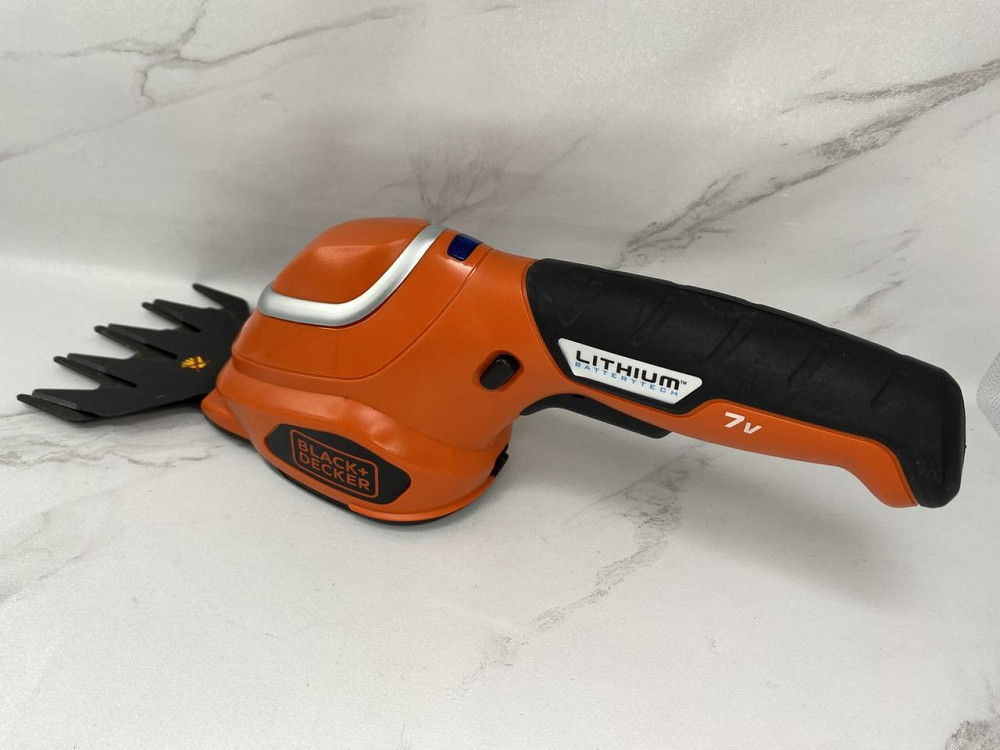 Б/в Аккумуляторные универсальные садовые ножницы-кусторез BLACK+DECKER GSL700KIT Киев - изображение 4