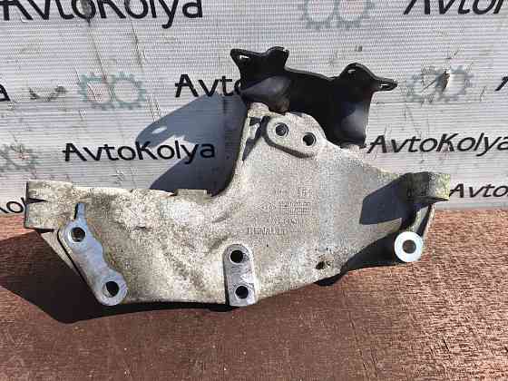 Кронштейн двигуна правий Opel Vivaro 2.0 dci 2007-2013 (8200741758) Ковель