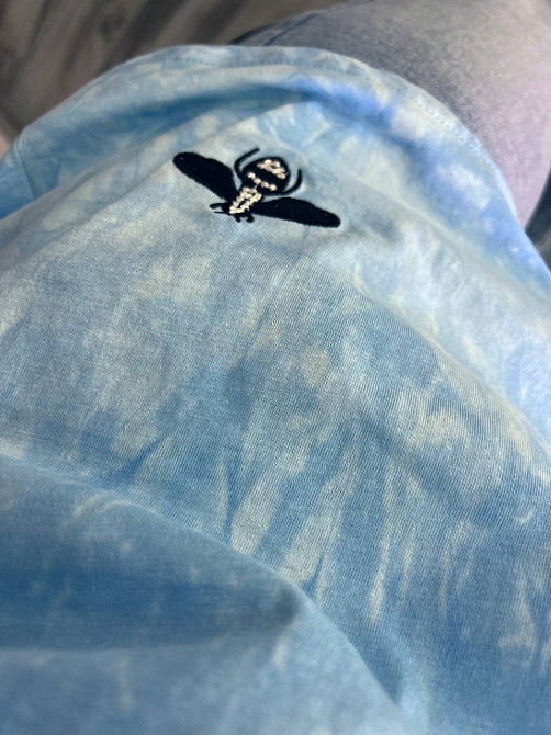 Футболка женская A-N 2539 вареная тай дай с вышивкой пчелкой one size голубая, голубой, one size Киев - изображение 2