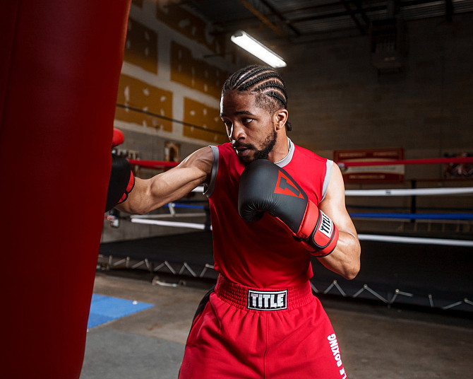 Боксерські рукавиці TITLE Boxing Guts and Glory Black/Red S 10oz (бинти 4м. в комплекті) Каменское - изображение 9