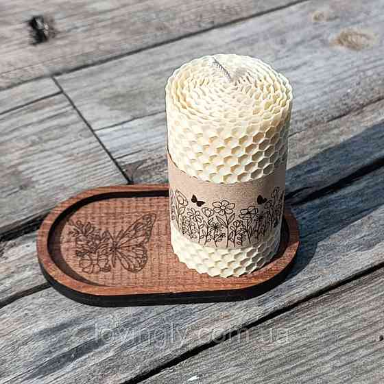Свеча из вощины молочного цвета на деревянной подставке. Ирпень