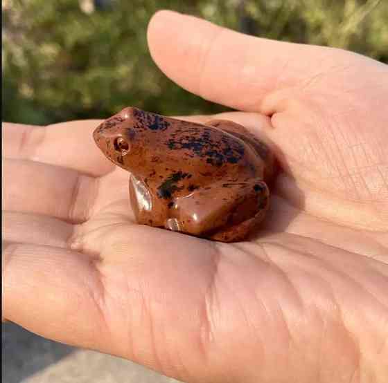 Фігурка жаби з червоного обсидіану – камінь 3.9×3.3 см, талісман удачі Київ