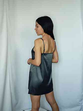 Жіноча нічна сорочка атласна на бретельках що регулюються Графітовий XS Харків