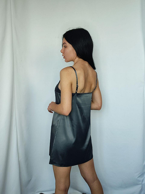 Жіноча нічна сорочка атласна на бретельках що регулюються Графітовий XS Харків - фото 2