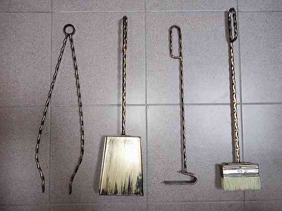 Кований камінний набір 4 предмети совок, щітка, кочерга, щипці комплект висотою 67 см чорний із золотою патиною Київ