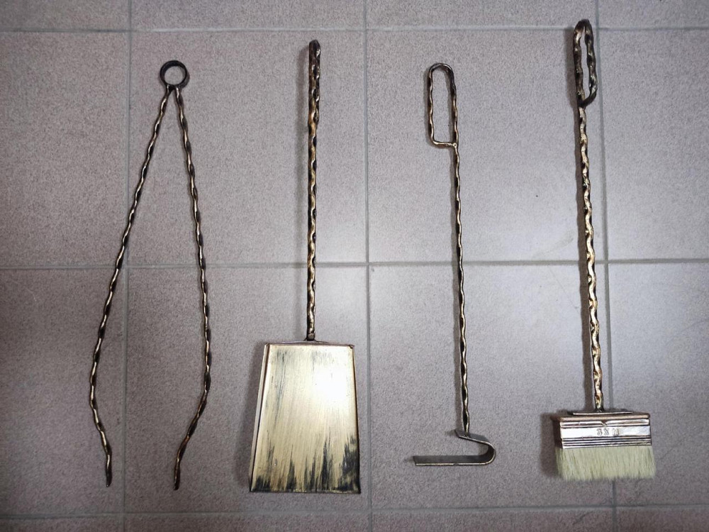 Кований камінний набір 4 предмети совок, щітка, кочерга, щипці комплект висотою 67 см чорний із золотою патиною Тернопіль - фото 2