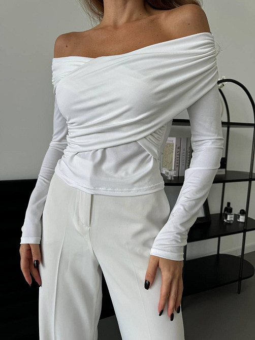 Жіночий романтичний лонгслів зі спущеними плечима трикотаж масло Одеса - фото 3