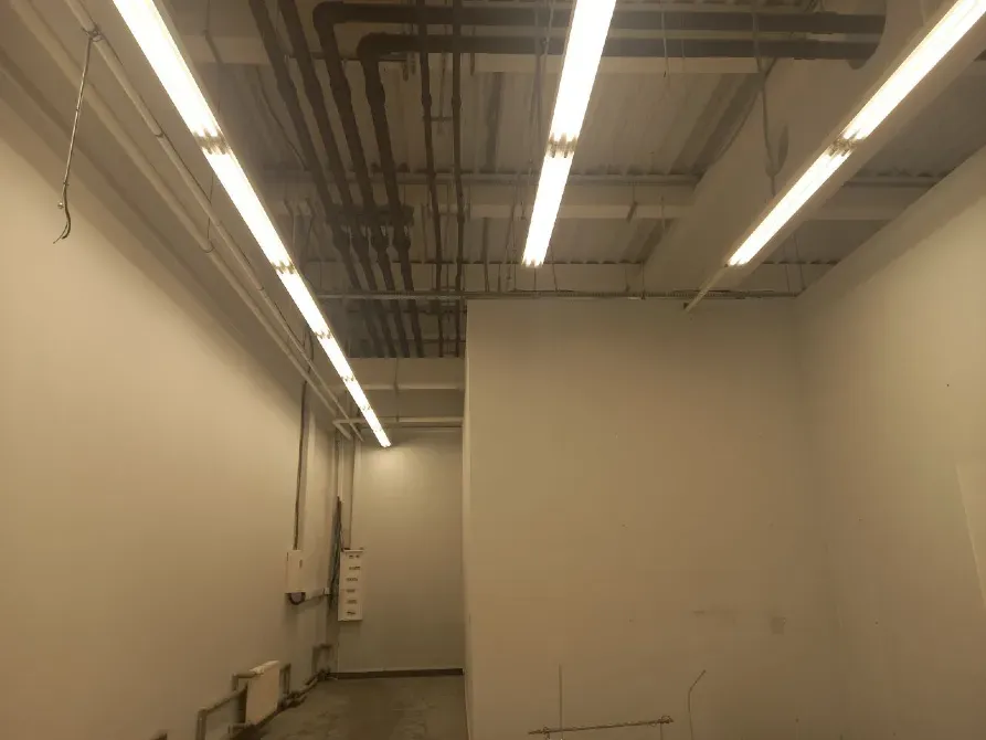 Магазин в ТЦ. Залишається все що на фото (є навіть все освітлення і колонки з музикою) канікули на заїзд і тд. Дніпро - фото 7