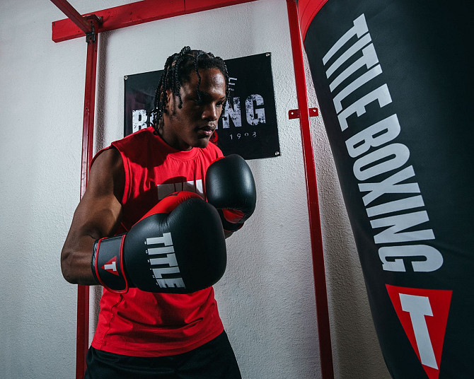 Боксерські рукавиці TITLE Boxing Dynamic Strike Black/Red 16 oz (бинти 4м. у комплекті) Кам'янське - фото 9