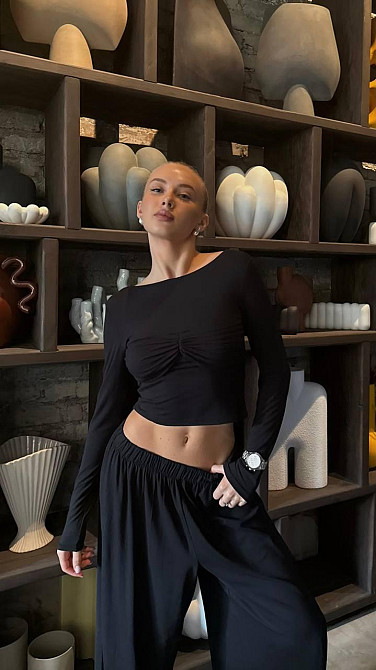 Жіночий стильний костюм-двійка: лонгслів з імітацією бра та штани віскоза Чорний Одеса - фото 4