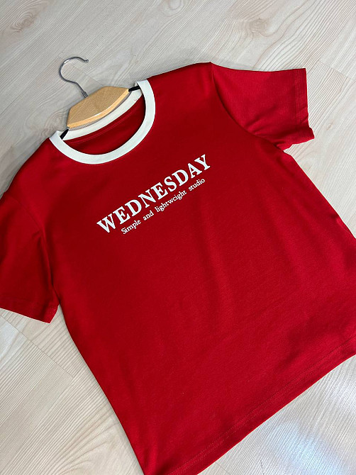 Футболка жіноча A-N 989 базова однотонна з написом WEDNESDAY попереду середня довжина one size червона, червоний, one size Київ - фото 11