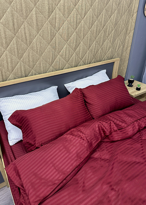 Комплект постільної білизни Страйп-сатин Сімейний з простирадлом на резинці 180х200х25, 2 підковдри 150х200, 2 наволочки 70х70 Бордовий (88-219) Київ - фото 6